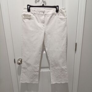 Elliott Lauren Size 8 White Capris Pants with a Floral Eyelet Hem 23"